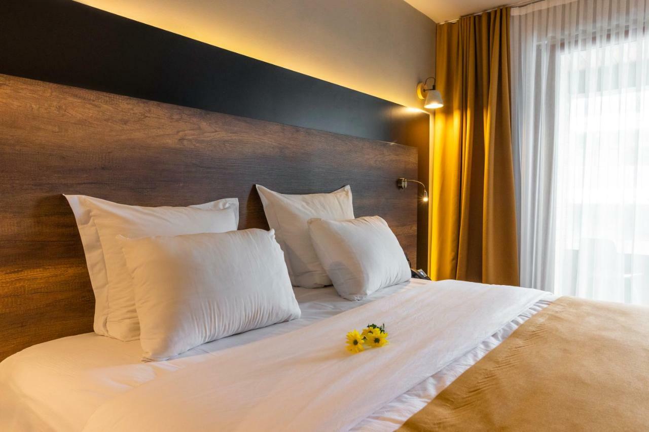 Next Door Park Hotel Skopje Buitenkant foto